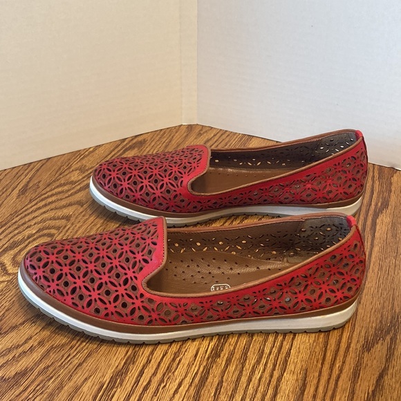EUC Spring Step Tulisa Leather Red Lattice Cut Casual Flats, Size 39 (US 8.5) - Picture 5 of 8